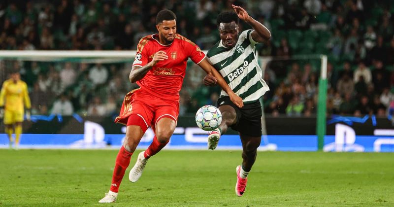 Sporting perde em Alvalade frente ao LASK Linz, com um jogador leonino a disputar a bola com um advers&aacute;rio austr&iacute;aco.