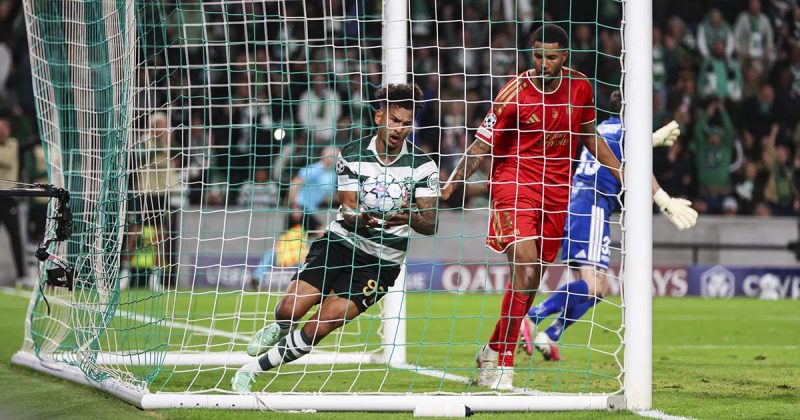 Sporting perde em Alvalade frente ao LASK Linz, com Luis Su&aacute;rez a recolher a bola no interior da baliza austr&iacute;aca.