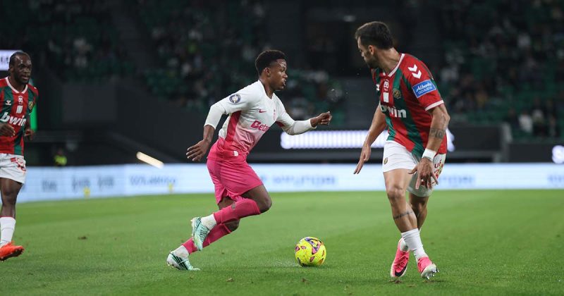 Sporting venceu o Mar&iacute;timo por 2-1 na Ta&ccedil;a da Liga, num encontro em Alvalade, com os jogadores das duas equipas a disputar a posse de bola.