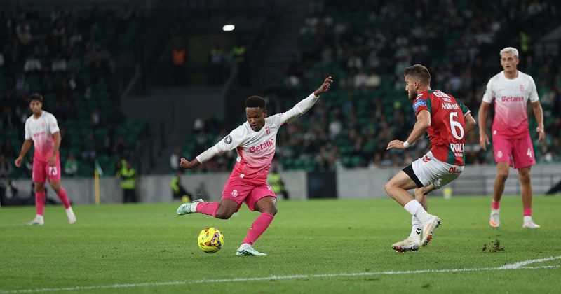 Sporting venceu o Mar&iacute;timo por 2-1 na Ta&ccedil;a da Liga, com um jogador leonino a preparar um remate perante a oposi&ccedil;&atilde;o de um defesa madeirense.