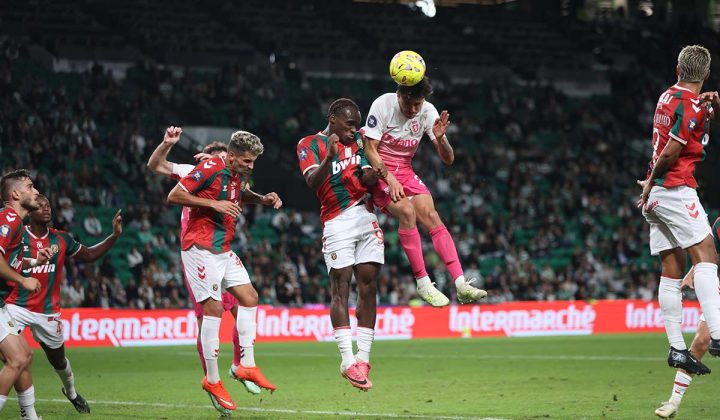 Sporting venceu o Mar&iacute;timo por 2-1 na Ta&ccedil;a da Liga, num encontro em Alvalade, com um jogador leonino a disputar a bola de cabe&ccedil;a entre v&aacute;rios advers&aacute;rios.