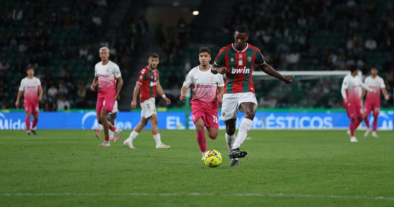 Sporting venceu o Mar&iacute;timo por 2-1 na Ta&ccedil;a da Liga, num encontro em Alvalade, com um jogador madeirense a conduzir a bola perante a aproxima&ccedil;&atilde;o de um advers&aacute;rio