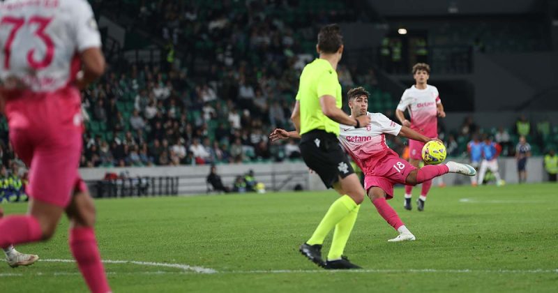 Sporting venceu o Mar&iacute;timo por 2-1 na Ta&ccedil;a da Liga, com um jogador leonino a dominar a bola com o p&eacute; direito, em Alvalade