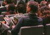 Teatro em Lisboa ganha acompanhamento gratuito para quem não consegue ir sozinho Teatro em Lisboa: espectadores sentados numa sala de espetáculos, alguns com programas nas mãos