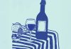 Vinhos e queijos alentejanos vão pôr à prova a preferência pelos tintos lustração de vinhos e queijos alentejanos, com garrafa e copo de vinho, queijos e azeitonas sobre uma mesa.