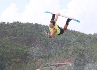 Wakeboard no Trízio revela nova geração numa edição recorde Atleta de wakeboard executa uma manobra aérea durante o Wakeboard no Trízio