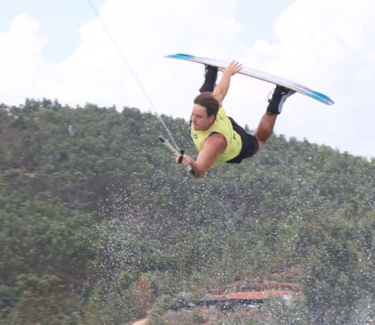 Wakeboard no Trízio revela nova geração numa edição recorde Atleta de wakeboard executa uma manobra aérea durante o Wakeboard no Trízio