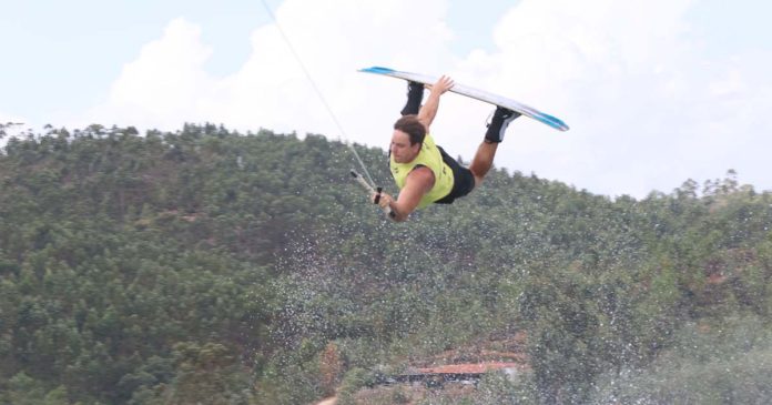 Atleta de wakeboard executa uma manobra aérea durante o Wakeboard no Trízio